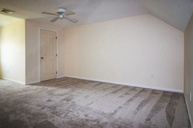 Building Photo - 378 Meridian St Ext