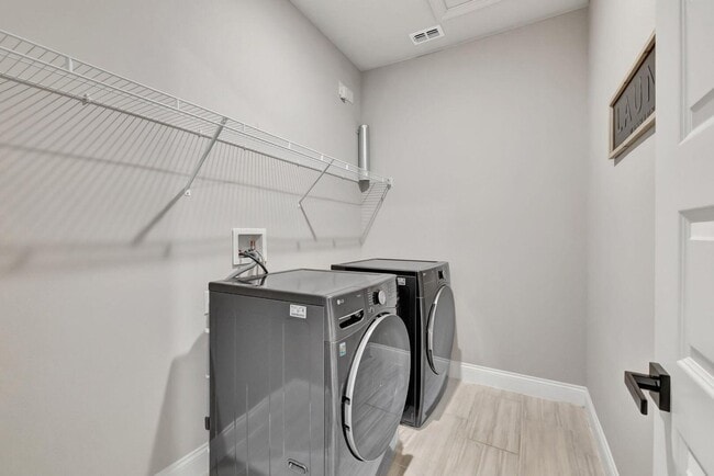 Building Photo - 8606 Dahlia Cir