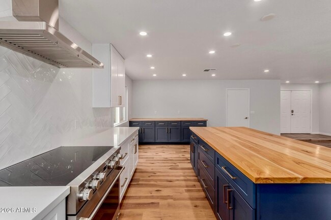 Building Photo - 10705 E Mercer Ln