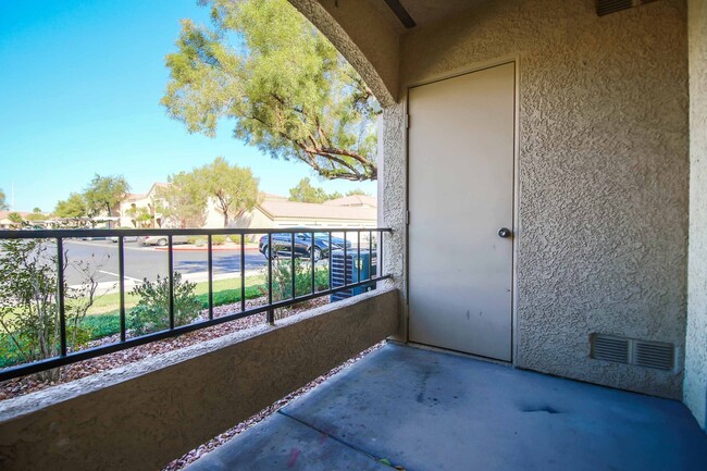 Building Photo - Charming Condo in Gated Community!