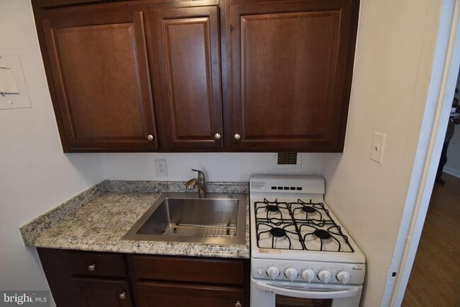 Building Photo - 1121 Arlington Blvd