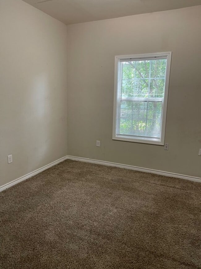 Building Photo - 2307 Reuter Ave