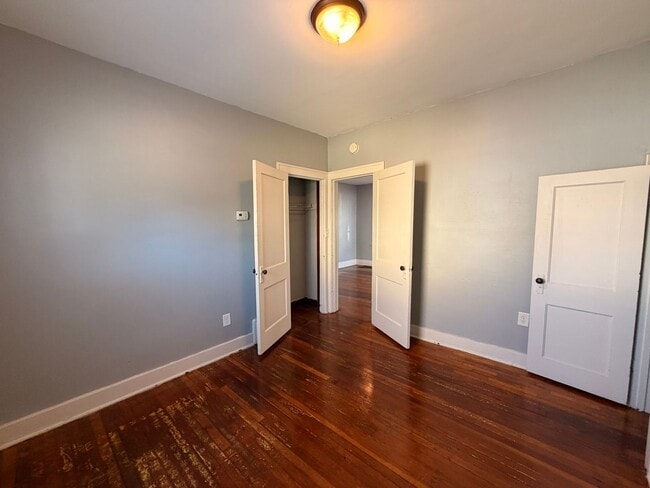Building Photo - 2 Bedroom Lower Unit with Washer and Dryer!