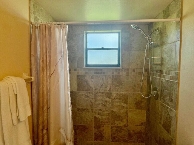 Building Photo - Charming 3-Bedroom Home for Rent in Prime ...