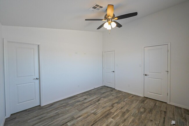 Building Photo - 8716 E 40th Pl