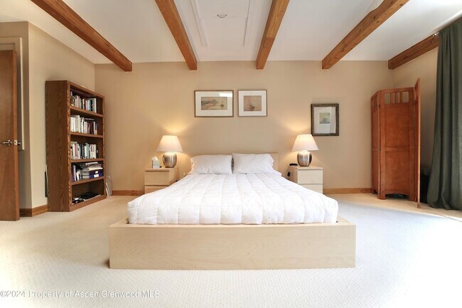 Building Photo - 1007 E Hyman Ave