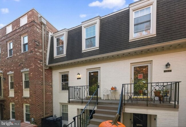 Building Photo - 3291 Sutton Pl NW