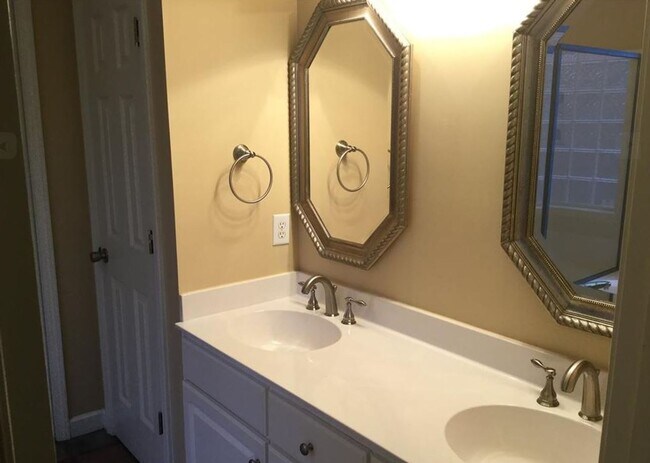 Building Photo - 5 Bedroom in Cedar Bluff Community