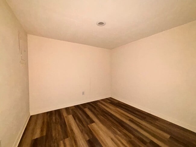 Building Photo - 1/1 Upper Duplex Available