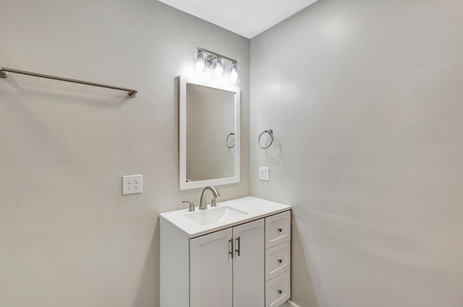Building Photo - Completely Renovated Gem in Park Circle