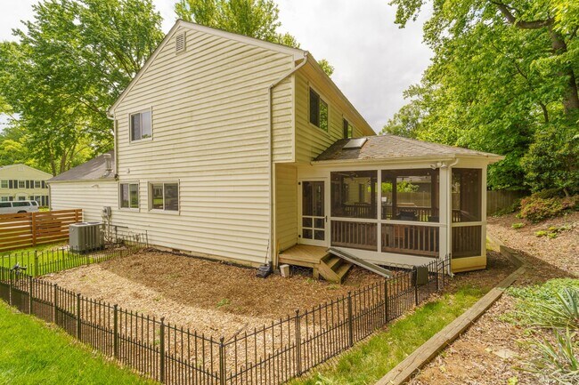 Building Photo - Meticulously Maintained 4 BR 2.5 BA Home in Burke, VA