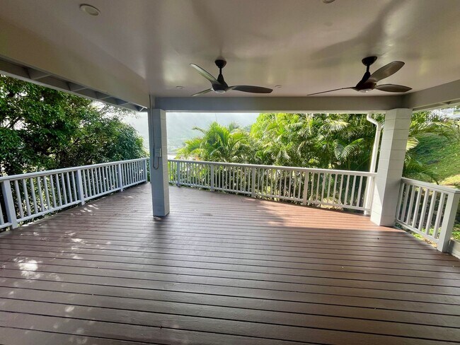 Building Photo - Renovated 6 Bedroom, 3.5 Bath Home with 2 Garages in Aina Haina