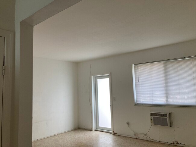 Building Photo - 2170 Bay Dr