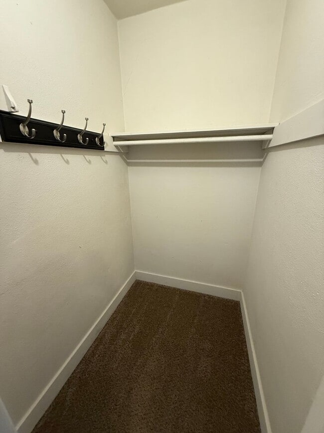 Building Photo - 3bd & 1 1/2ba with 2 Car Garage