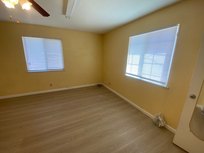 Building Photo - 914 Alice Ave