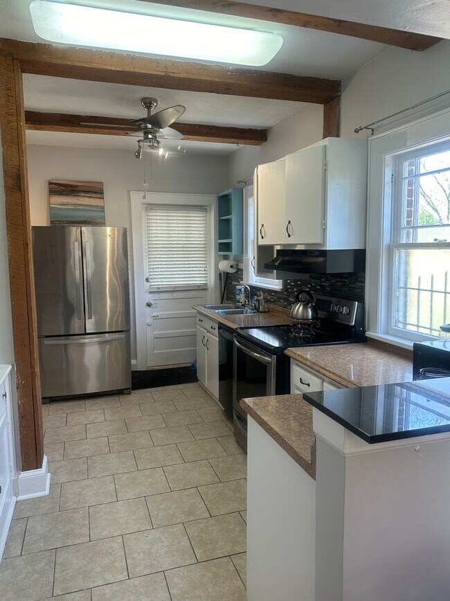 Building Photo - 3 bedroom 2 bath beautiful home with tons of character!