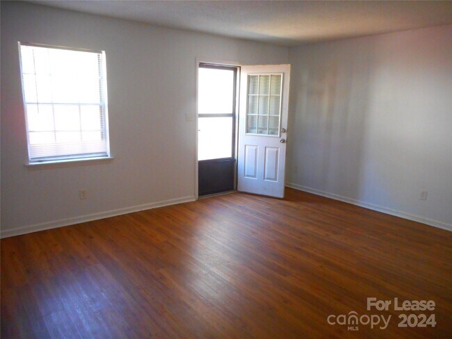 Building Photo - 10921 Hunter Trail Ln