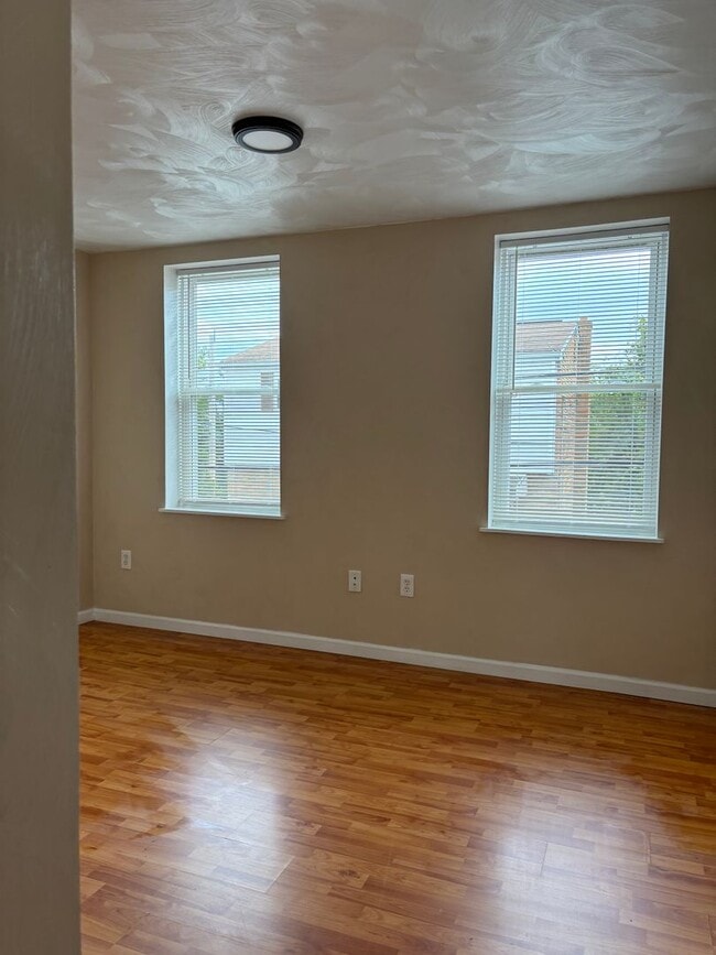 Building Photo - New 2 bedroomSouth Side House