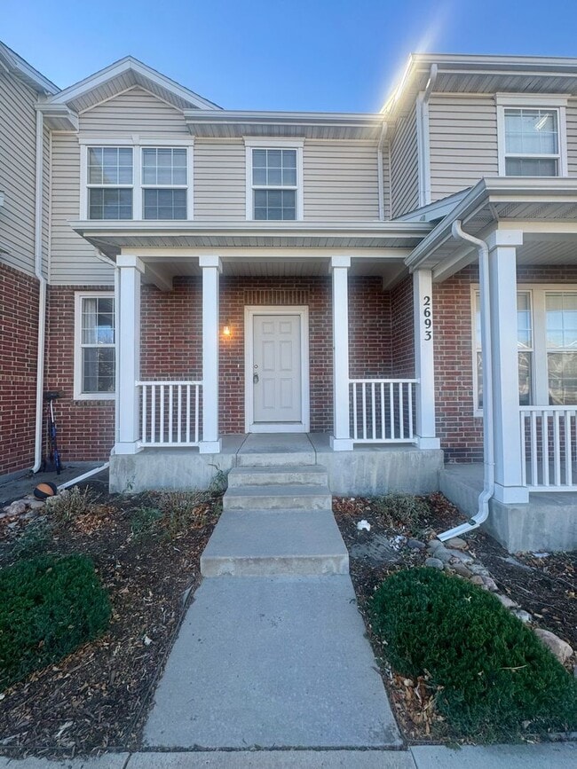 Building Photo - TWO BEDROOM TOWNHOME with AC