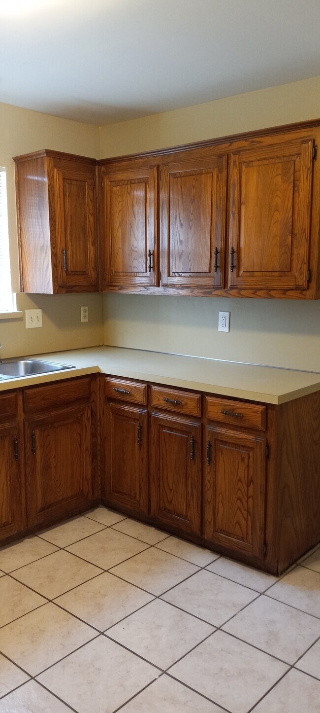 Building Photo - 3200 Foxboro Dr