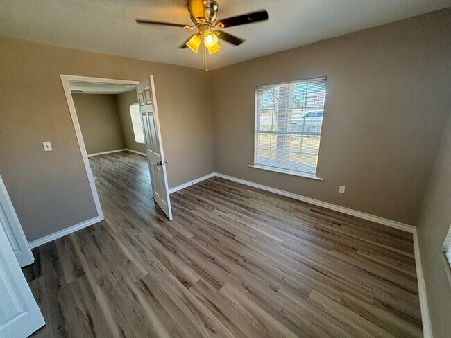 Building Photo - Spacious 3 bed 2 bath home, move in ready