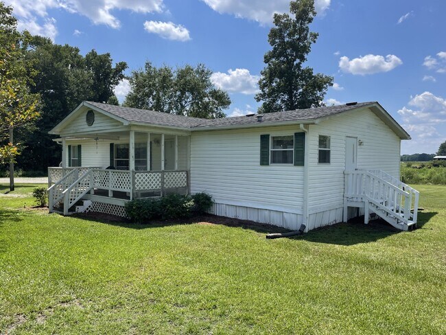 Building Photo - Furnished 3 bedroom 2 full bathroom Manufa...