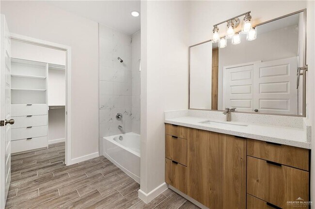 Building Photo - 15 Selena St