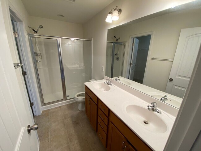 Building Photo - Room in 4 Bedroom Home at Bluegrove Rd