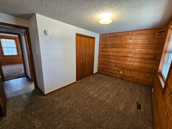 Building Photo - (2) Bed/(1) Bath Duplex in Noble Avail Ear...