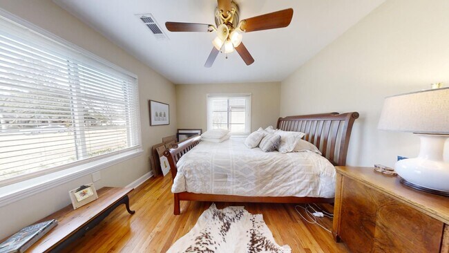 Building Photo - Gorgeous and updated home in Heart of Auburn