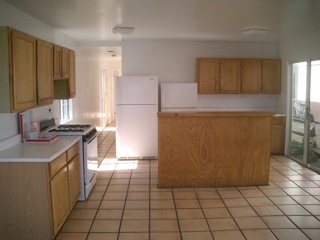 Building Photo - 6565 Del Playa Dr