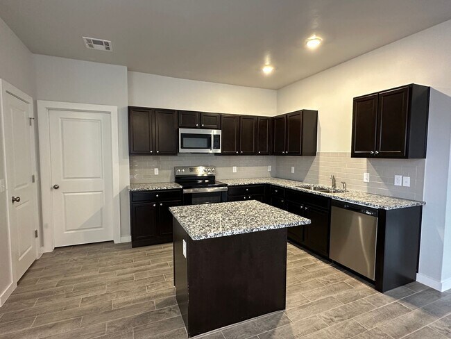 Building Photo - Beautiful 3 bedroom, 2 bathroom on 1.46 ac...
