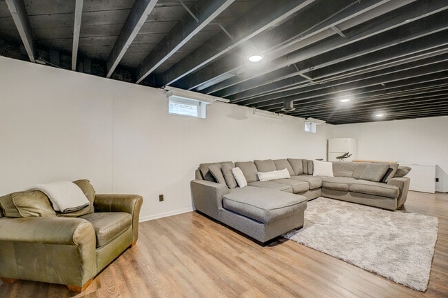 Building Photo - 2006 Pine St W