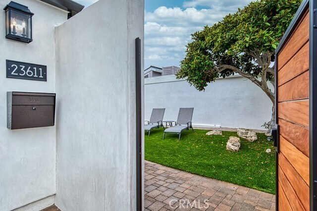 Building Photo - 23611 Verrazanno