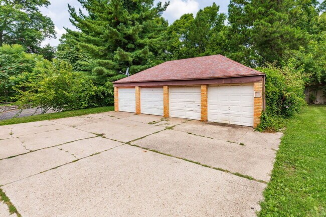 Building Photo - 1672 Llanfair Ave