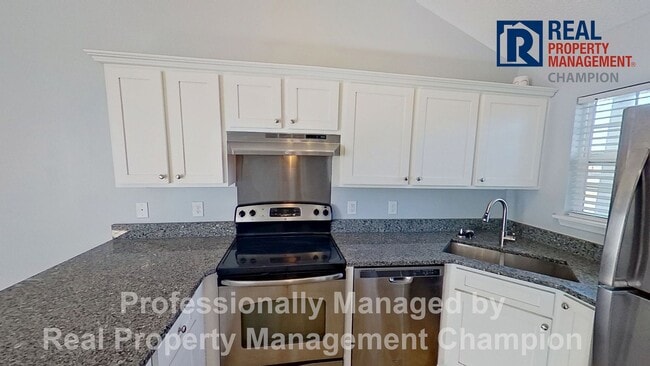 Building Photo - Immaculate 2 BD/2 BA Townhome with Open Floorplan and Split Bedrooms