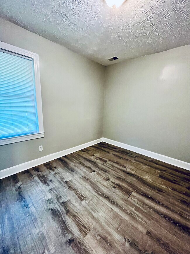 Building Photo - 4417 Sunset Ave