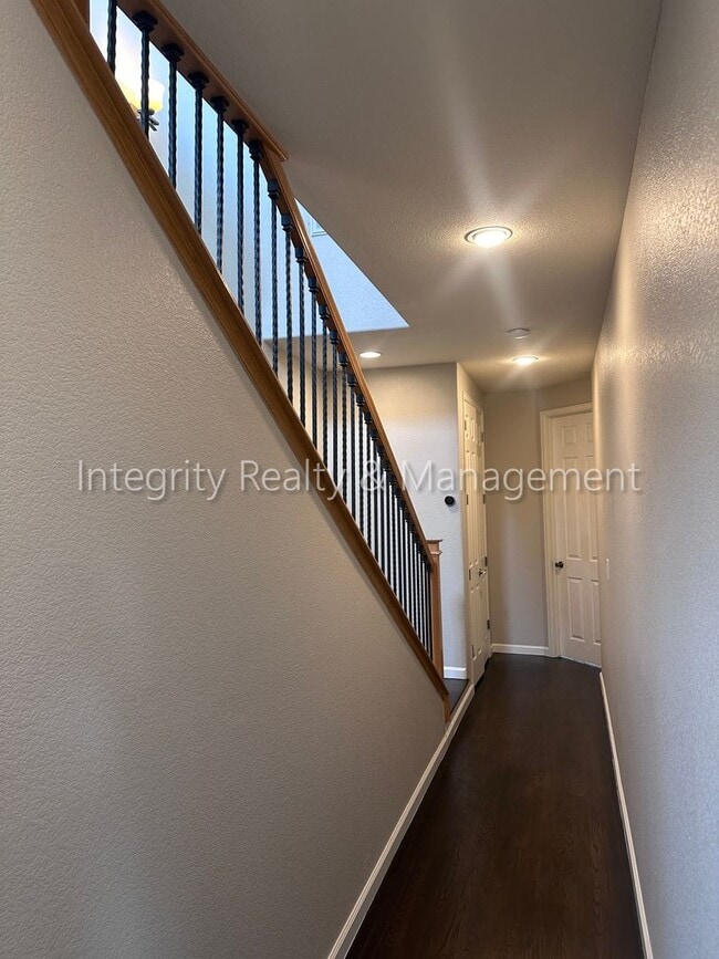 Building Photo - 5 Bed/4 Bath, 2,553 Sqft -1259 N Washingto...