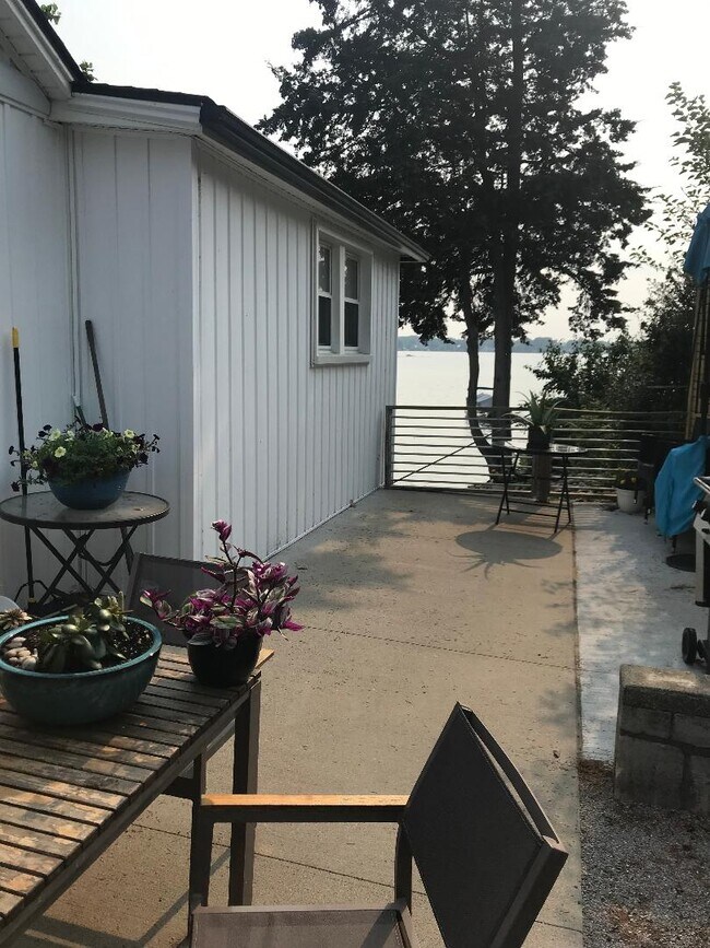 Building Photo - 581 E Shore Dr