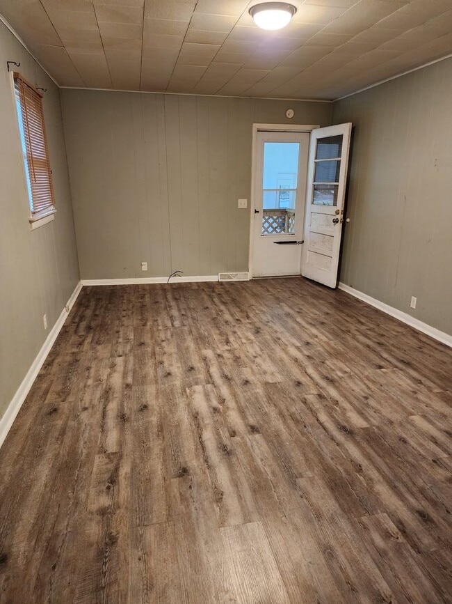 Building Photo - 3 bedroom home for lease