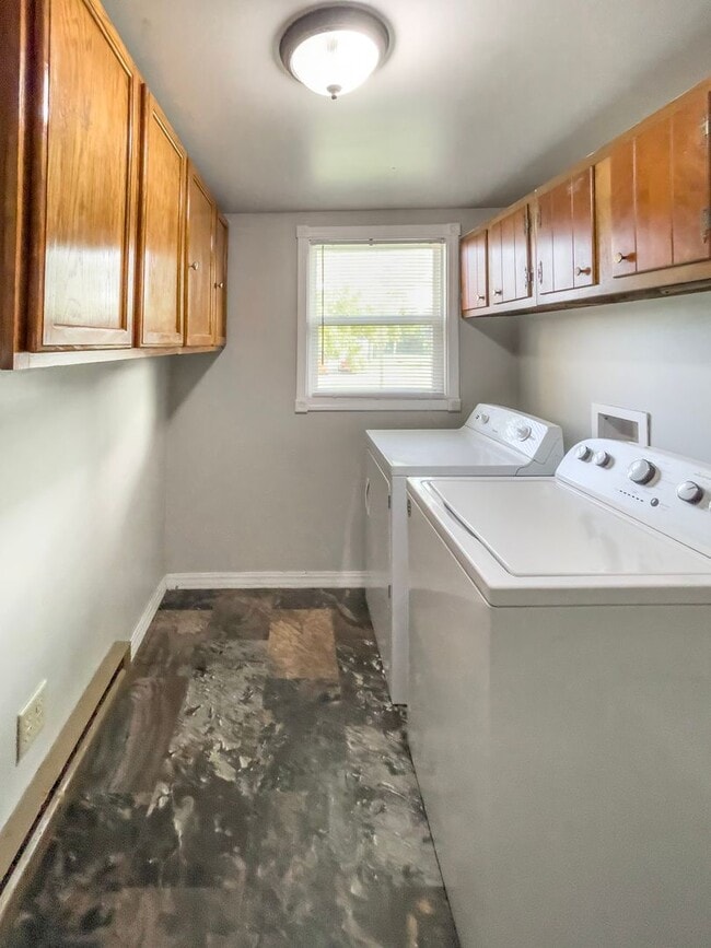 Building Photo - PRELEASING for AUGUST! Close to Campus