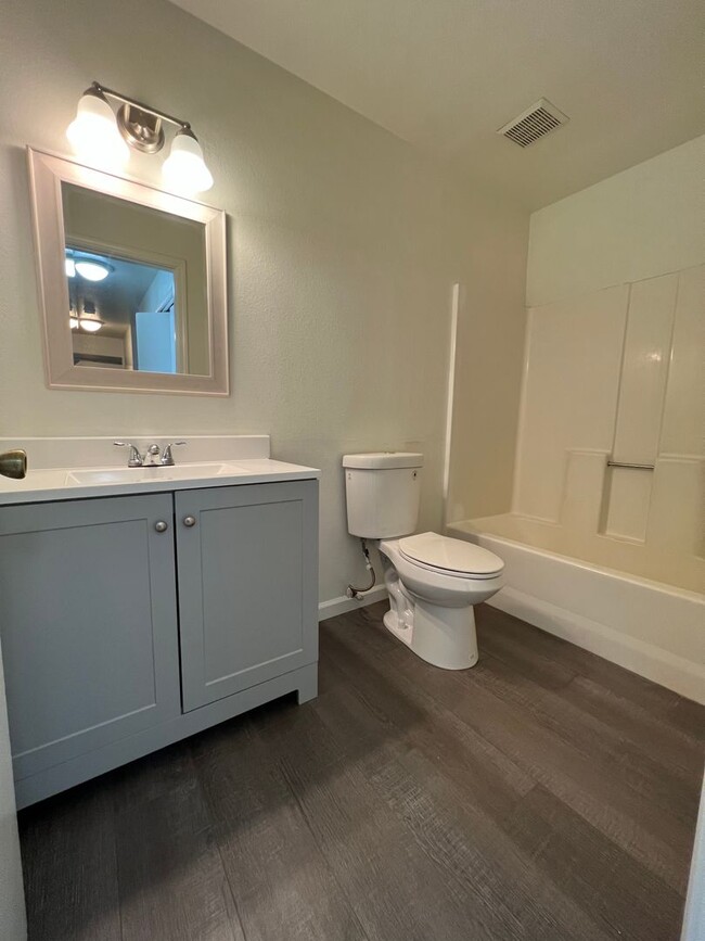 Building Photo - 3 bedroom and 2 bathroom home! AVAILABLE J...