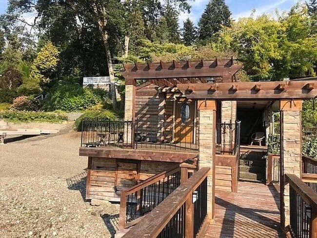 Building Photo - Gravelly Lake Waterfront 4 Bedroom Home in...