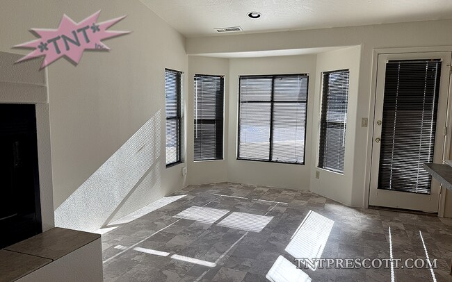 Building Photo - Home in Cliff Rose HOA ~ Winter Special!!