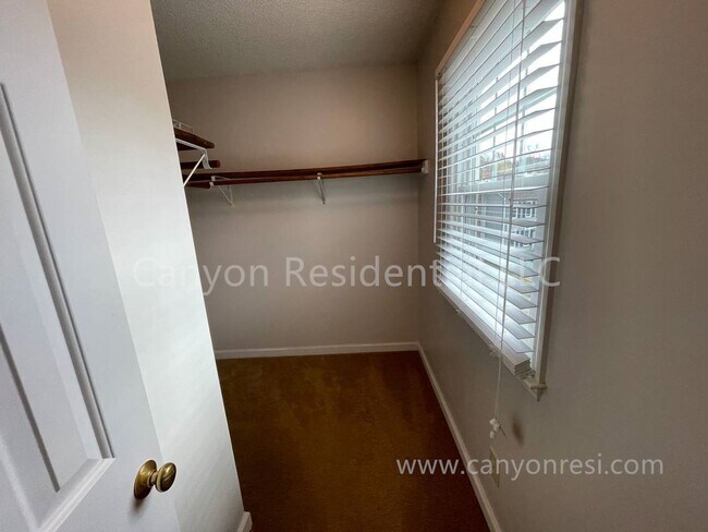 Building Photo - Beautiful 3b Room!Move in ready!
