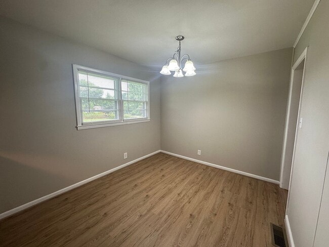 Building Photo - Charming Home in Saks