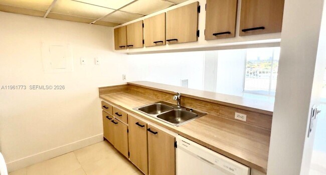 Building Photo - 7601 E Treasure Dr