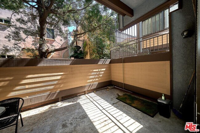 Building Photo - 421 S Van Ness Ave