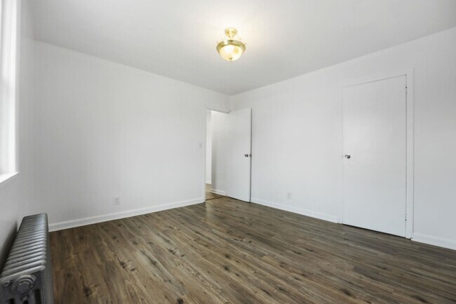 Building Photo - 826 7th St