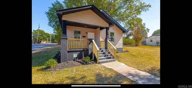 Building Photo - 2501 S Maple St